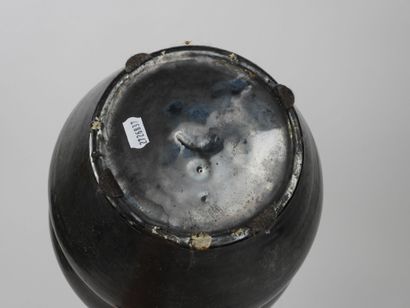 Vase renflé en céramique émaillé noir.
Travail...