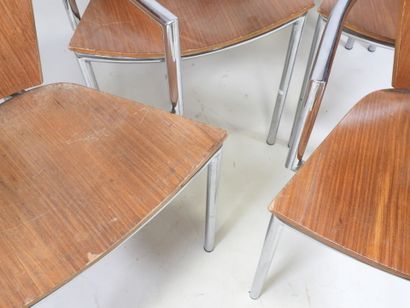 Série de quatre fauteuils à dossier courbé,...