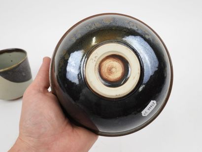 Coupe et pot en grès émaillé.
L'un monogrammé...