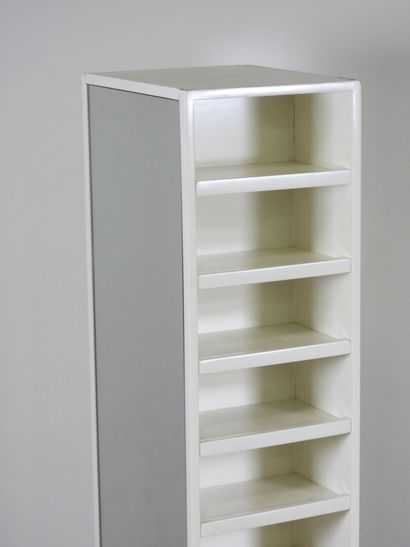 Meuble de présentation en bois laqué blanc...