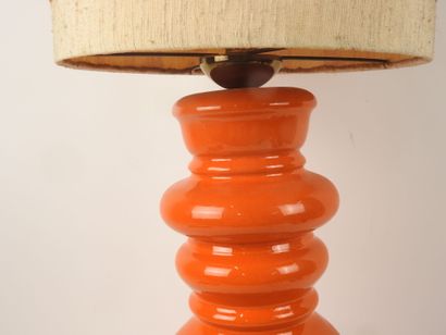 Lampe à poser en céramique orange.
Travail...