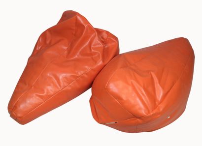 Deux poufs souples en cuir orange de forme...