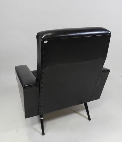 Fauteuil en cuir noir et piètement en métal...