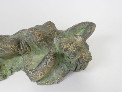 École du XXe. 
Femme nue allongée. 
Sculpture...