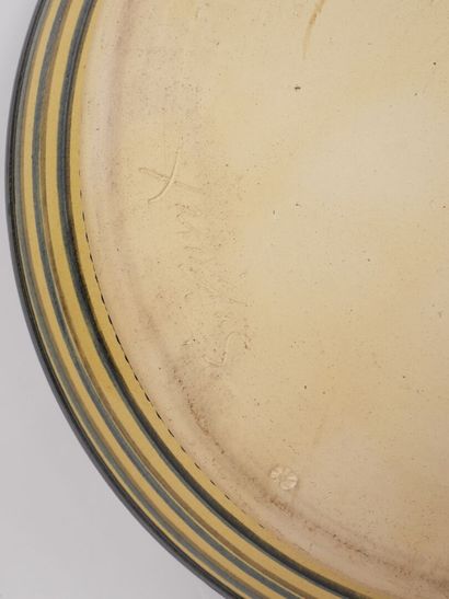 Grande coupe circulaire en céramique polychrome...