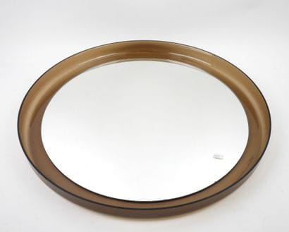 Miroir circulaire en plastique marron.
Travail...