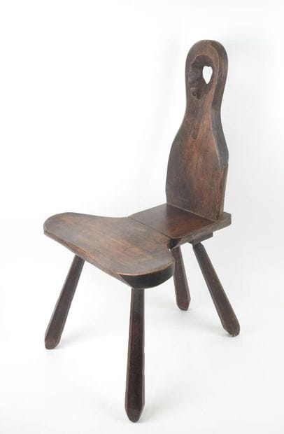 Chaise de vacher ou traite en bois sculpté,...