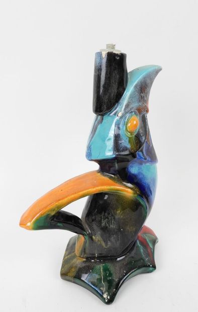 Pichet en céramique polychrome en forme de...