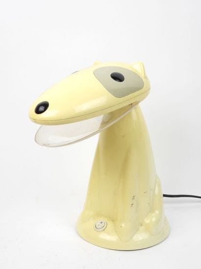 Lampe en plastique en forme de chien assis.
Fabrication...