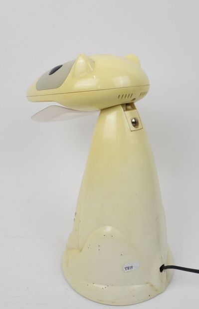Lampe en plastique en forme de chien assis.
Fabrication...
