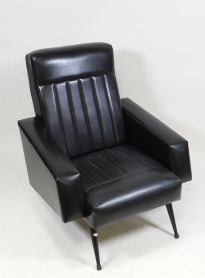 Fauteuil en cuir noir et piètement en métal...