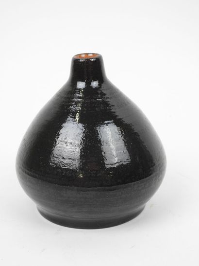 Vase en grès à glaçure brune foncé.
Monogramme...