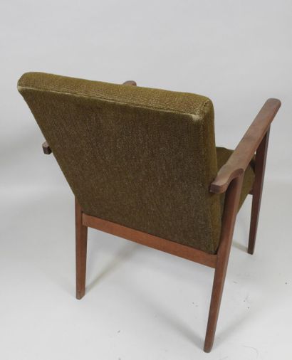 Suite de quatre fauteuils et deux tabourets...