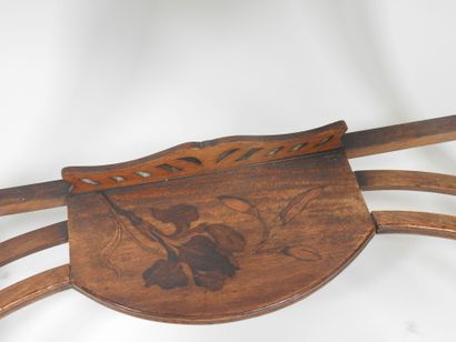 Bureau en bois et marqueterie de bois exotique,...