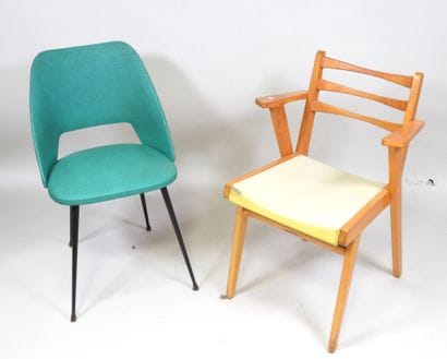 Lot comprenant un fauteuil en bois et skaï...