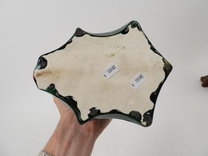 Pichet en céramique polychrome en forme de...