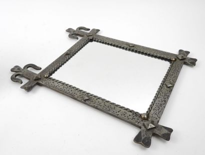 Miroir rectangulaire en fer forgé à décor...