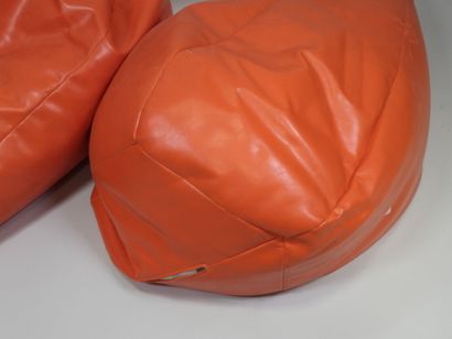 Deux poufs souples en cuir orange de forme...