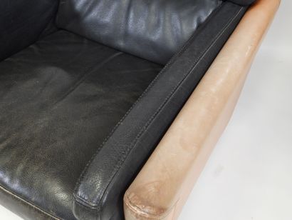 ROCHE BOBOIS.
Paire de fauteuils type CLUB...