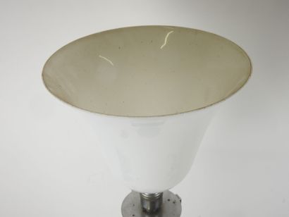 Lampe à base circulaire en métal chromé,...