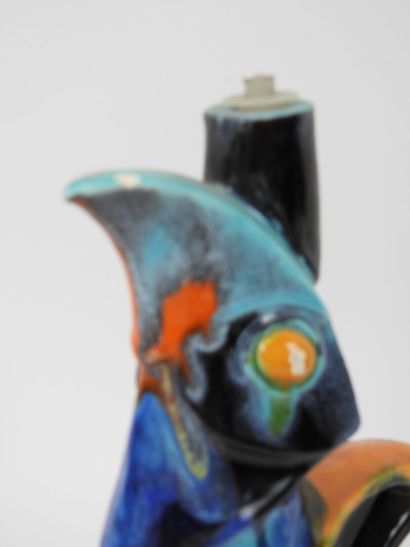 Pichet en céramique polychrome en forme de...
