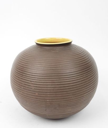 Vase boule en céramique à décor de stries.
Signé...
