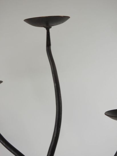 Deux grands chandeliers pouvant former paire...