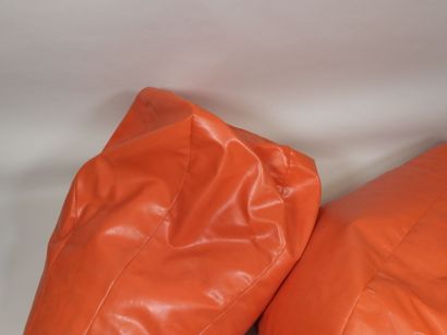 Deux poufs souples en cuir orange de forme...