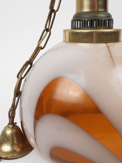 Suspension en verre teinté orange et rose.
Monture...