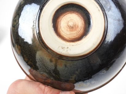 Coupe et pot en grès émaillé.
L'un monogrammé...