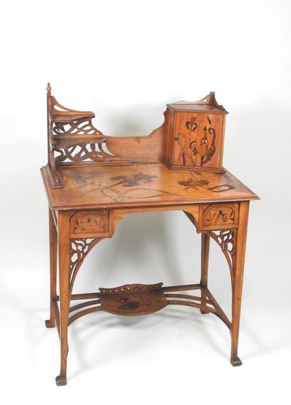 Bureau en bois et marqueterie de bois exotique,...