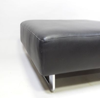 ROCHE BOBOIS. 
Banquette carrée en cuir noir...