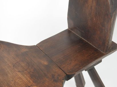 Chaise de vacher ou traite en bois sculpté,...