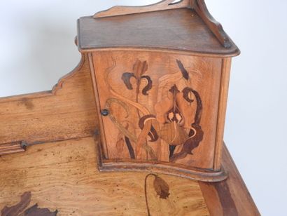 Bureau en bois et marqueterie de bois exotique,...