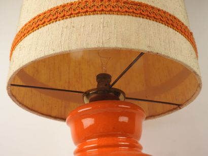 Lampe à poser en céramique orange.
Travail...