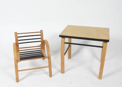 Bureau et chaise d'enfant en bois courbé...
