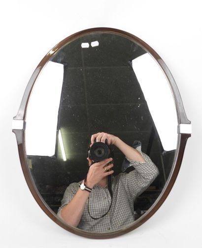 Miroir ovale en plastique marron.
Travail...