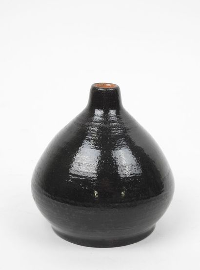 Vase en grès à glaçure brune foncé.
Monogramme...