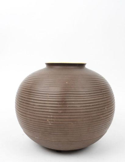 Vase boule en céramique à décor de stries.
Signé...