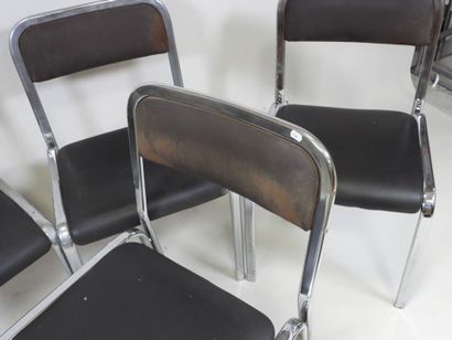 Suite de quatre chaises en métal chromé et...