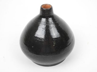 Vase en grès à glaçure brune foncé.
Monogramme...