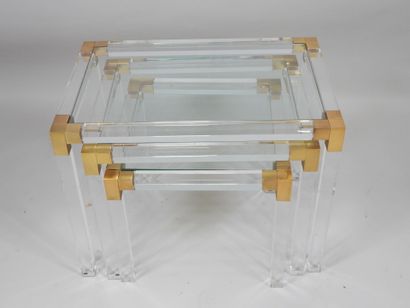 Suite de trois tables gigognes en plexiglas...
