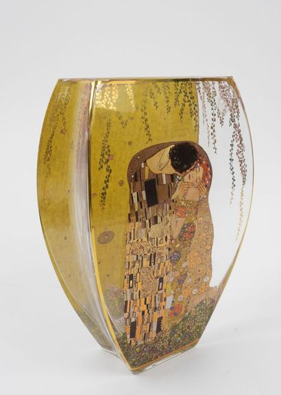 GOEBEL Artis Orbis.
Decorated glass vase...