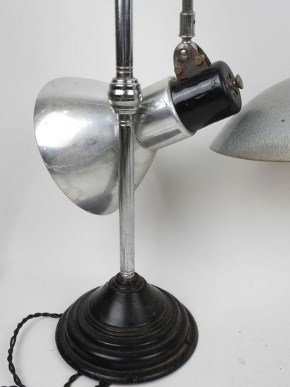 Deux lampes industrielles en métal et inox.
Travail...