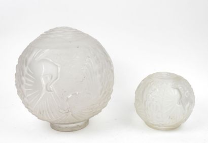 MULLER Frères in LUNÉVILLE.
Two hanging globes...