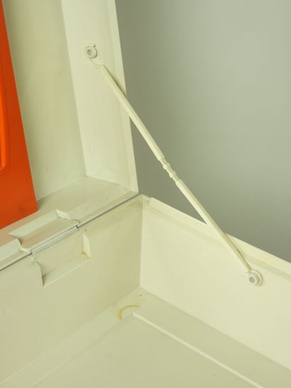 FLAIR HOLLAND - PRISUNIC éditeur. 
Coiffeuse...