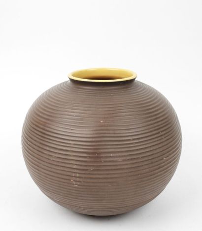 Vase boule en céramique à décor de stries.
Signé...