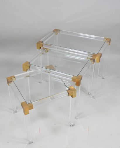 Suite de trois tables gigognes en plexiglas...
