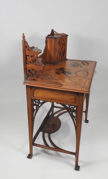 Bureau en bois et marqueterie de bois exotique,...