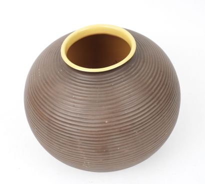 Vase boule en céramique à décor de stries.
Signé...